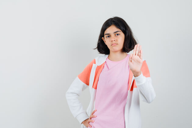 时尚穿着夹克衫 粉色衬衫 表情严肃的年轻女士在做告别手势女性优雅人