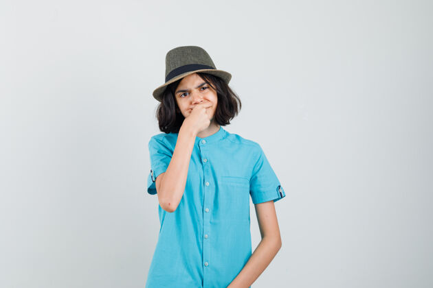 休闲穿着蓝色衬衫 戴着帽子 看起来很不安 牙疼的年轻女士乐趣肖像室内