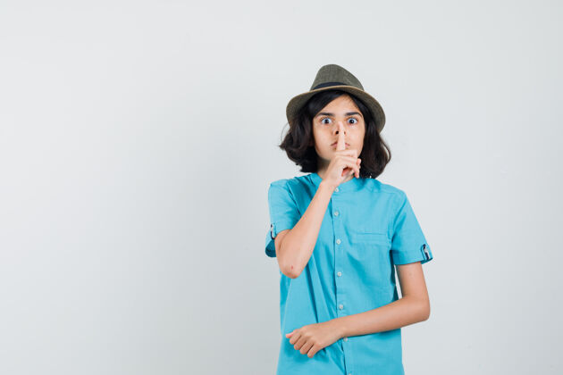 沉默穿着蓝色衬衫 戴着帽子的年轻女士 表现出沉默的姿态 看上去很惊慌蓝色女性喜悦