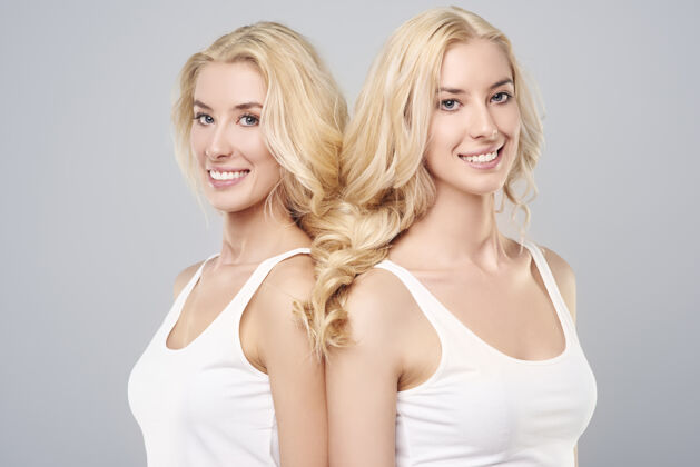 情感两个漂亮的姐妹有一个辫子团结微笑头肩