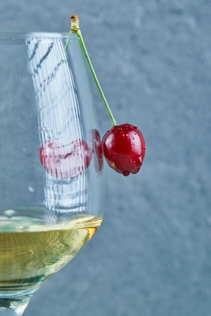 浆果一杯白葡萄酒 蓝色表面有樱桃浆果饮料饮料自然