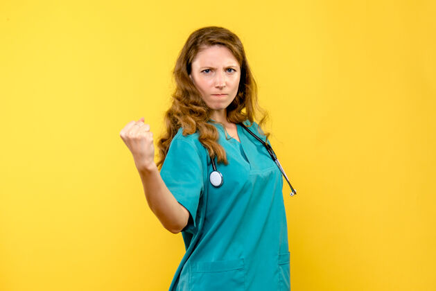成人黄色空间上的女医生生气了健康前面医院