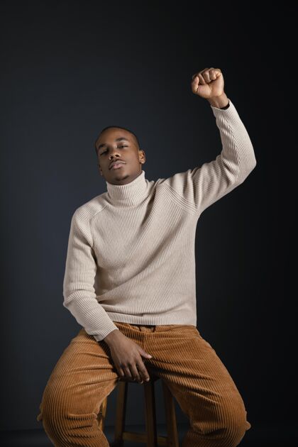 肖像一个年轻的非洲男人举起手来包容举起双臂非裔美国人