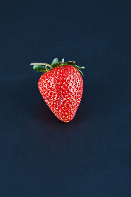 水果新鲜的红色草莓在黑暗的表面特写浆果食物美味
