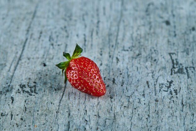 生新鲜的红色草莓在大理石表面浆果草莓美味