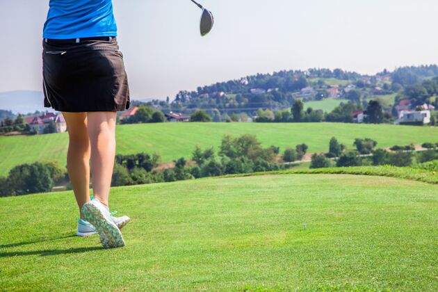 俱乐部在斯洛文尼亚zlatigric高尔夫球场打球的职业女性高尔夫球手休闲天空运动