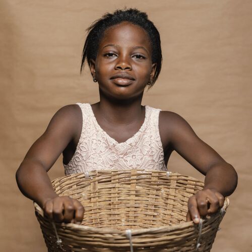 拿着拿着草篮的年轻女孩非洲草篮肖像