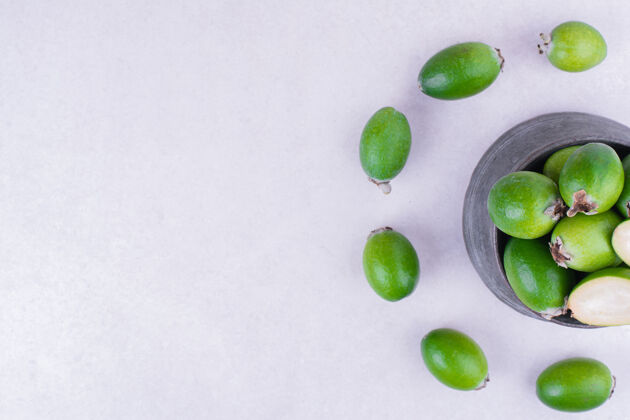 健康在白色表面的金属锅里放着绿色的飞珠蔬菜季节生物
