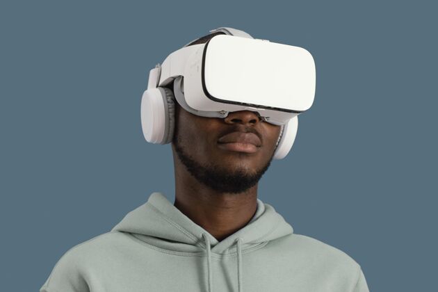 个人带虚拟现实耳机的人像种族年轻成人