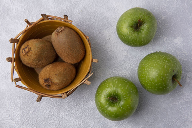 水果顶视图：篮子里的猕猴桃 白底绿苹果多汁篮子视野