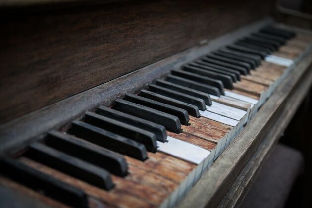 年代木制钢琴键的特写镜头旧的钢琴木头