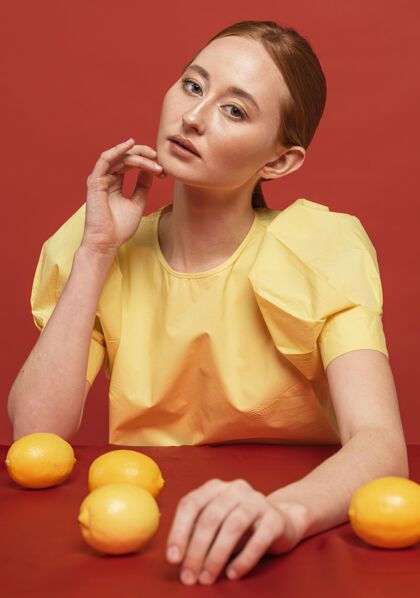 营养红发女人和柠檬摆姿势分类美味肖像