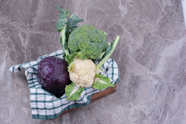 甜味把卷心菜和花椰菜放在大理石上的木盘上食物可口季节