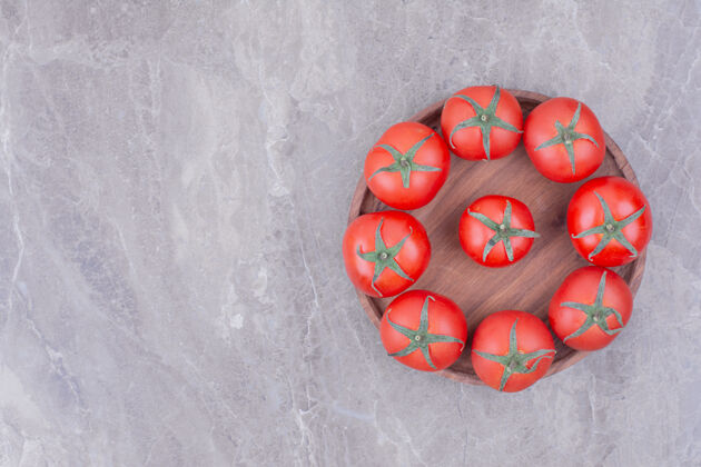 健康红色的西红柿放在大理石上的木盘里水果异国情调食物