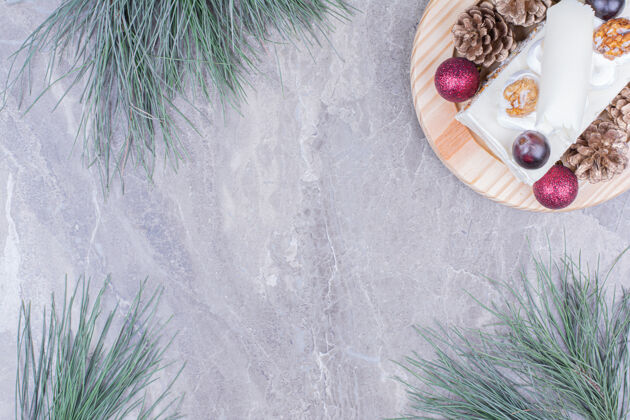 面粉一片椰子蛋糕放在圣诞概念的木板上甜精致厨房