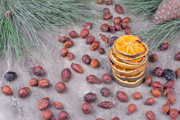 酸把橘子片放在大理石表面上圣洁季节水果