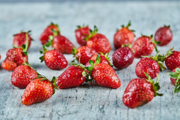 水果新鲜的红色草莓放在大理石表面新鲜自然叶