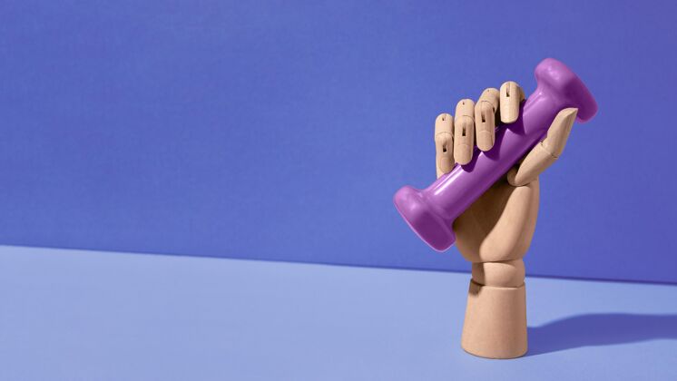 运动假手握紫色哑铃物体项目简约