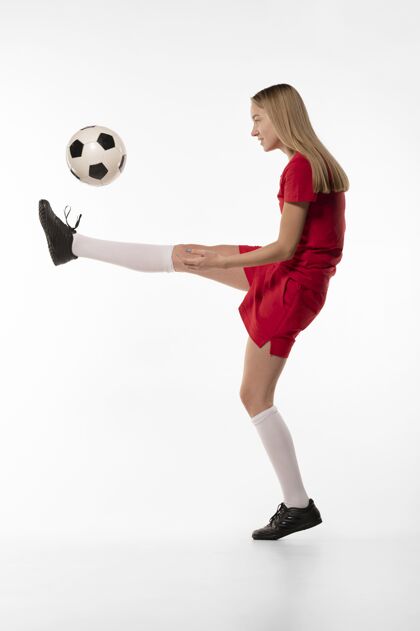 足球运动员女足球运动员踢球运动跳跃踢