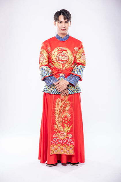 男性男装旗袍笑脸迎新春旅客购物人中国新年男孩