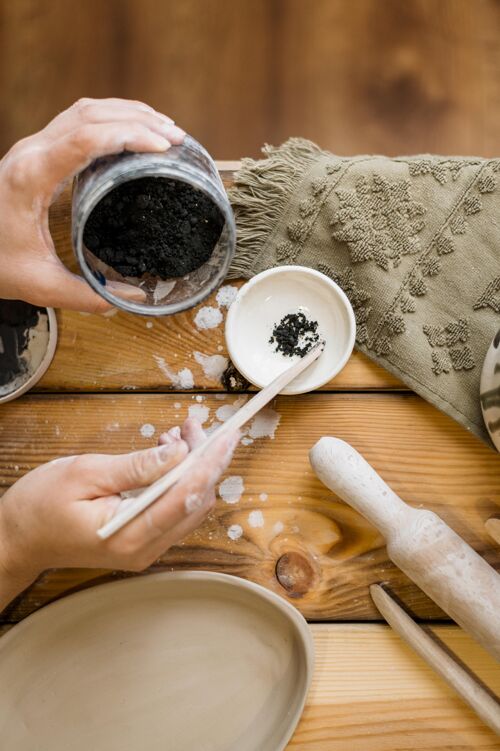 专业在陶器作坊工作的女人手工手工粘土