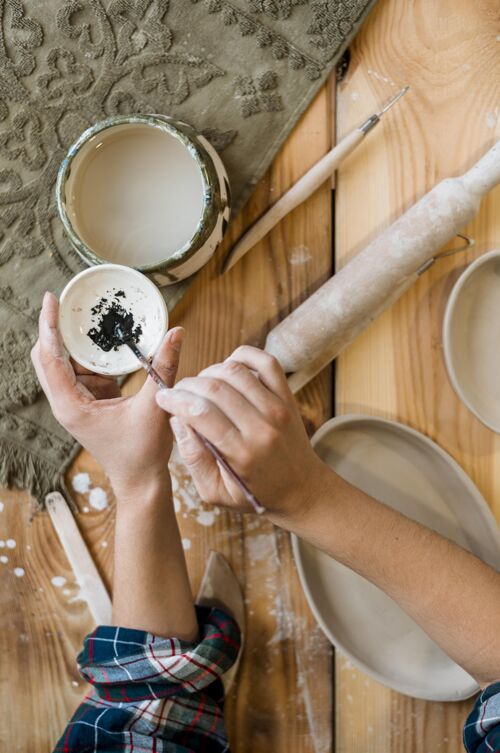专业在陶器作坊工作的女人手工陶器职业