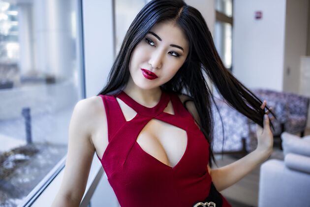 嘴唇女性亚洲模特脸孔 穿着时髦的红色唇膏和礼服唇彩女性头发