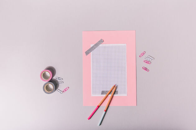 笔记集剪贴簿在粉红色和色调粘银胶带钢笔教育背面