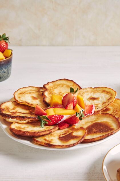 健康上面有水果煎饼的垂直镜头美味早餐烹饪