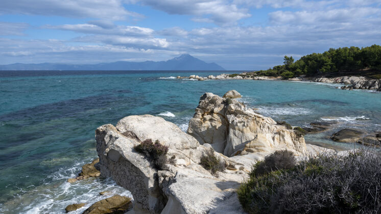 海湾爱琴海沿岸绿树环绕 岩石 灌木和树木 碧波荡漾 群山环绕爱琴海海岸沙