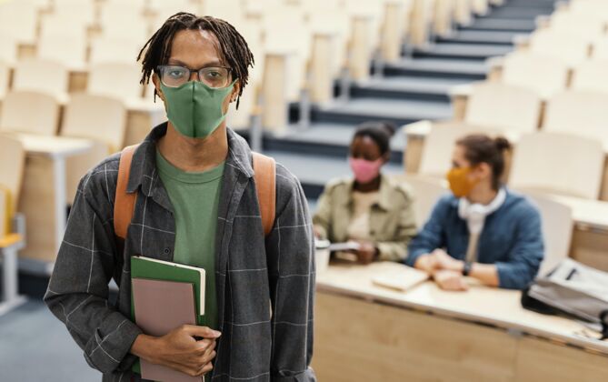 学校戴着医用口罩的学生画像妇女年轻学习