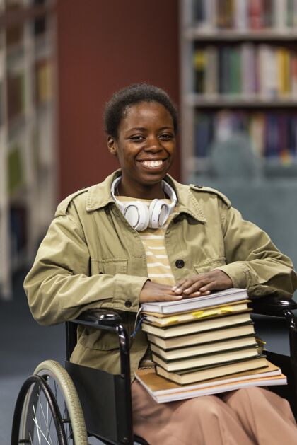 妇女图书馆里坐轮椅的学生画像学生学校年轻
