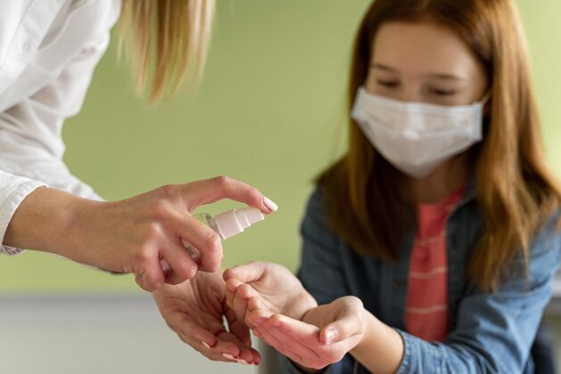 流行病老师在课堂上给孩子的手消毒知识流行病教师