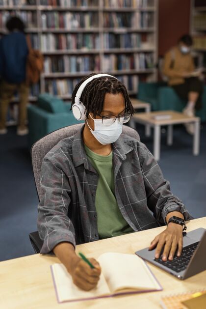 大学戴着口罩的学生在图书馆学校学习Campus