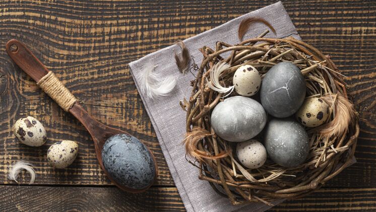 复活节顶视图复活节彩蛋在树枝巢与木勺和羽毛水平教复活星期天