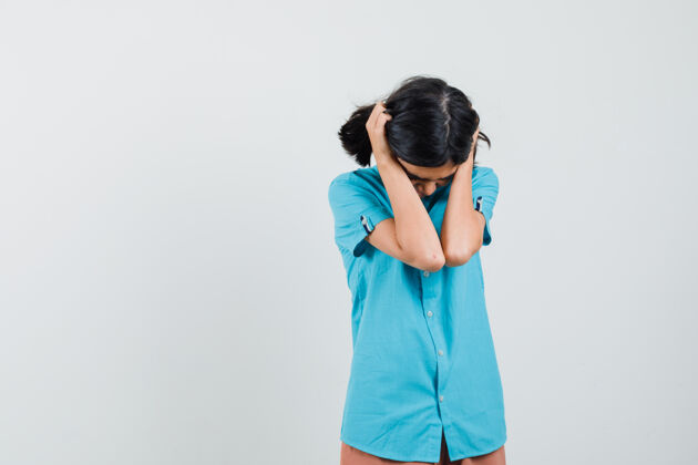 时尚穿蓝衬衫的少女惹上麻烦 看起来很焦虑女性情绪麻烦