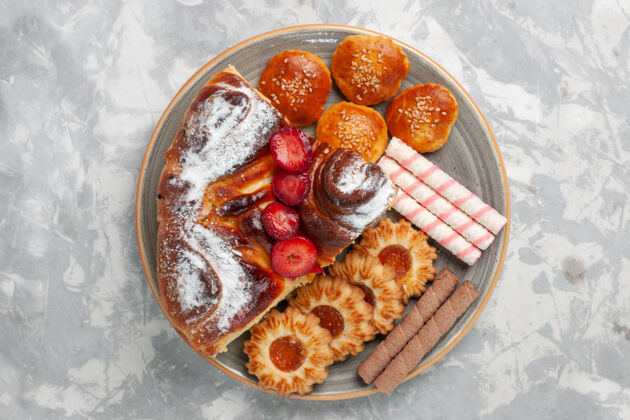 午餐俯视美味草莓蛋糕饼干和小蛋糕上的白色表面饼干糖蛋糕甜饼饼干草莓饼干晚餐
