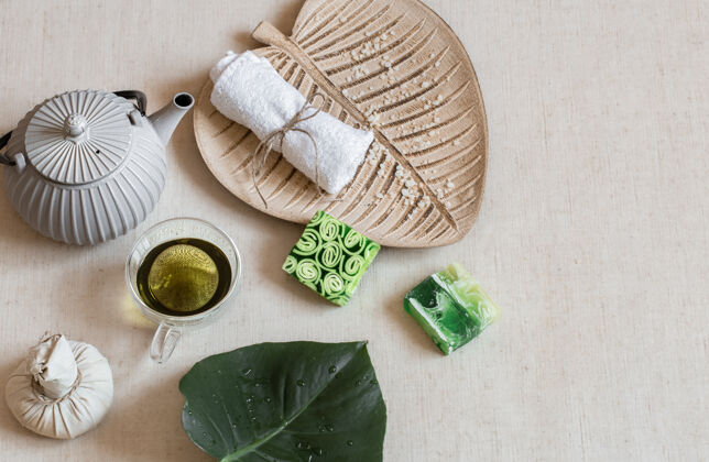杯子用肥皂 毛巾 树叶和绿茶静物健康和美丽的概念护肤Spa毛巾