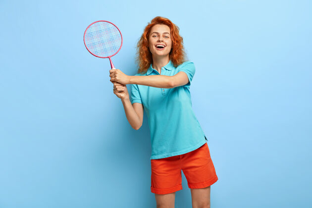 红发好玩好玩的红发女喜欢打网球 拿着球拍比赛娱乐满足