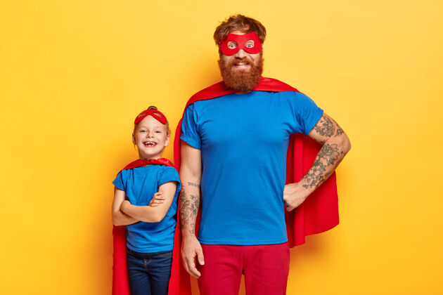 童年一个穿着超级英雄套装的快乐家庭的摄影棚镜头娱乐携带为人父母