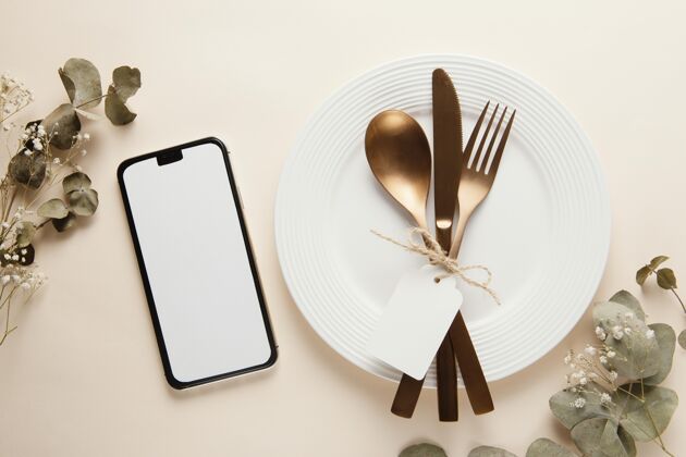 桌子用空智能手机布置优雅的餐具排列厨房用具服务