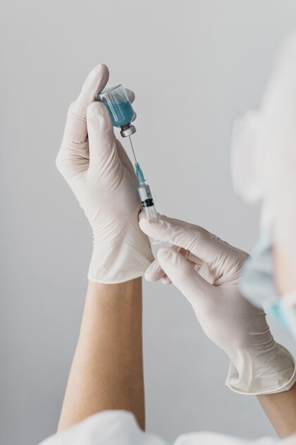 专业人员医生拿着针筒注射疫苗大流行护理工作