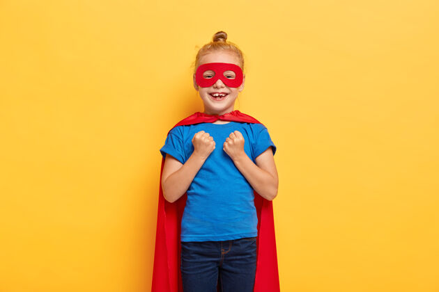 超级英雄有趣的超级英雄女孩握紧拳头活跃想象服装