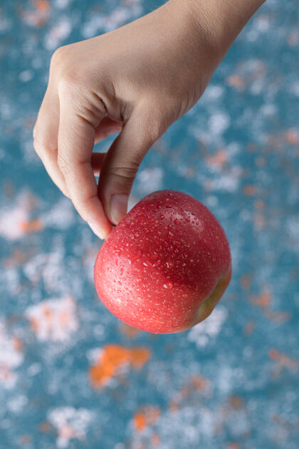 酸手里拿着红苹果的人食物质量素食