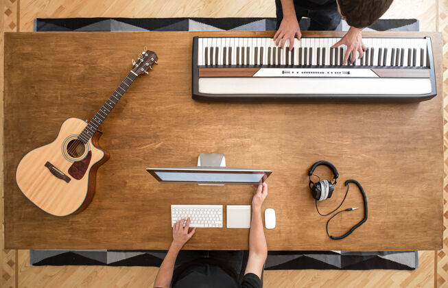 工作场所音乐家们在他的工作室里用键盘创作音乐录音的过程桌子音乐家唱片