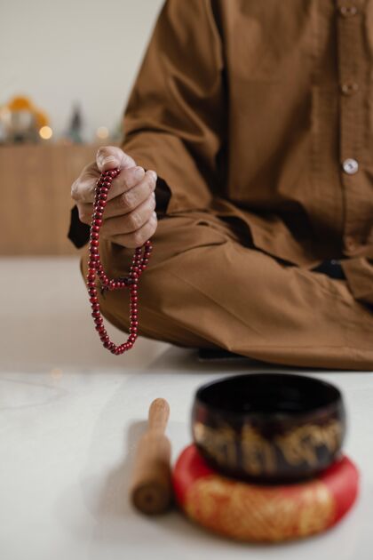 崇拜在唱碗旁用珠子冥想的人奉献神学冥想