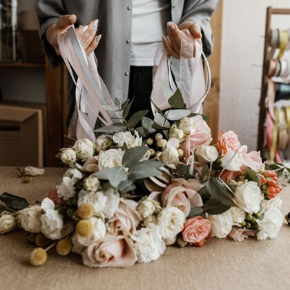 花店做一个漂亮花束的女人分类组成花卉