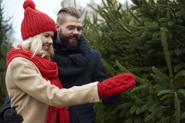 围巾夫妻俩选了一棵完美的圣诞树人圣诞市场手套