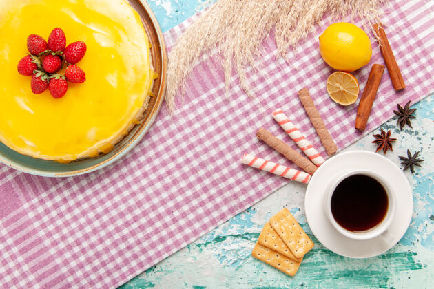 茶俯瞰美味的黄色糖浆蛋糕和浅蓝色桌上的茶饼干蛋糕甜饼饼干甜茶景观糖浆早餐