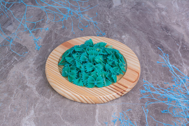咖啡馆蓝色的意大利面放在木盘里美味新鲜大理石